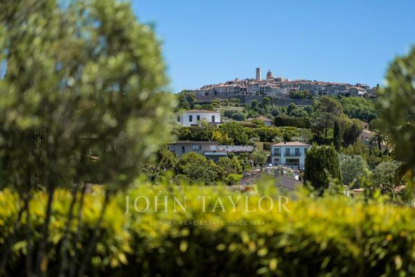 Élégante propriété avec une vue exceptionnelle sur Saint-Paul de Vence