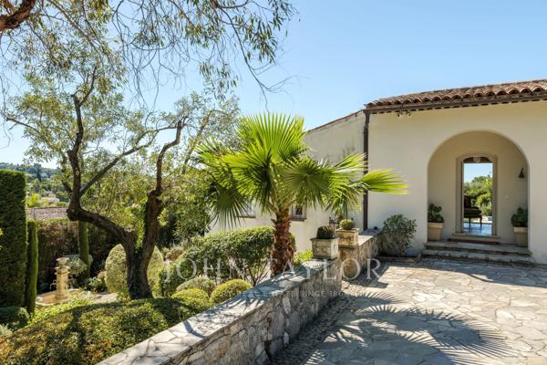 Élégante propriété avec une vue exceptionnelle sur Saint-Paul de Vence