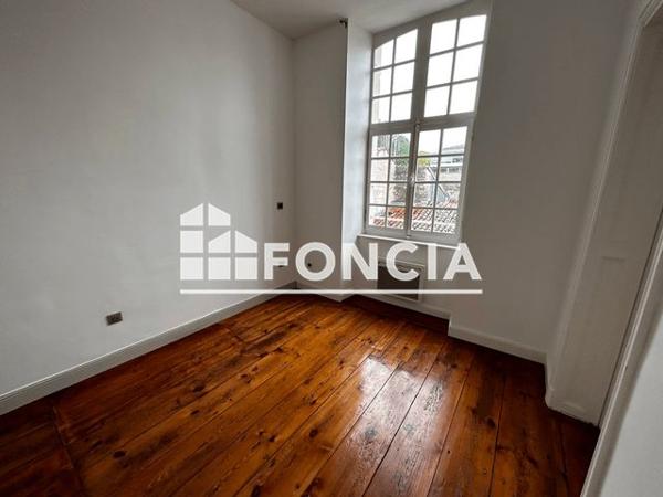 Location Appartement 2 pièces 46.8 m² - 15 RUE MAURICE MARTINEAU Saintes 17100