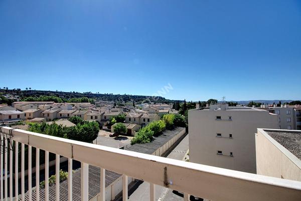 Studio de 25 m² avec balcon plein sud, cave et vue dégagée à louer à Vitrolles Nord, proche Vieux-Village