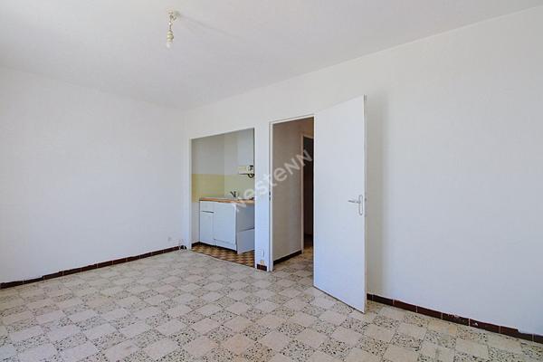 Studio de 25 m² avec balcon plein sud, cave et vue dégagée à louer à Vitrolles Nord, proche Vieux-Village