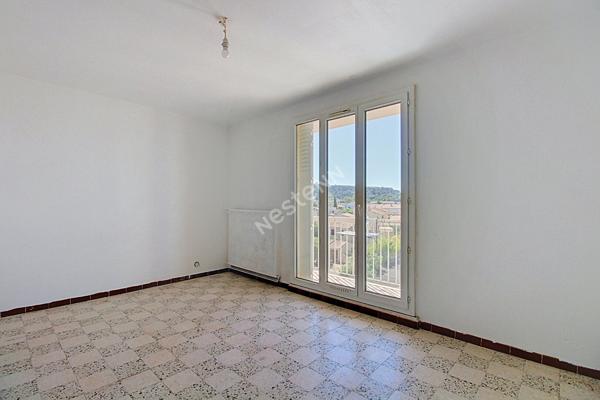 Studio de 25 m² avec balcon plein sud, cave et vue dégagée à louer à Vitrolles Nord, proche Vieux-Village