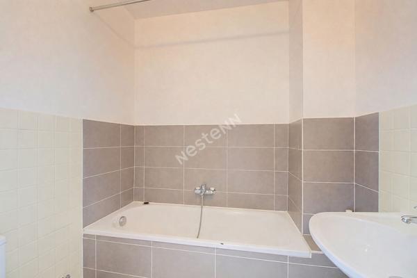Studio de 25 m² avec balcon plein sud, cave et vue dégagée à louer à Vitrolles Nord, proche Vieux-Village