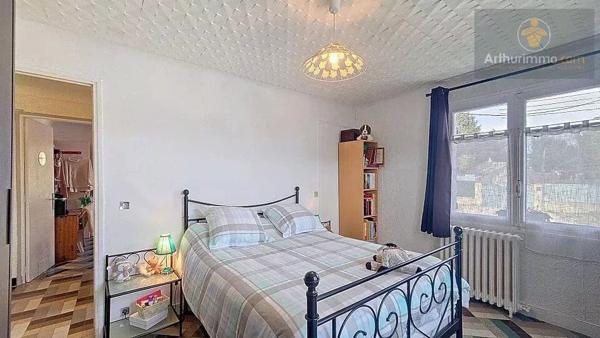 Vente                                                      Maison
                        
                     7 pièces                      177 m2                     à La Seyne-sur-Mer