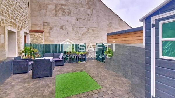 Maison de ville, 2 chambres, une cour, 2 parkings