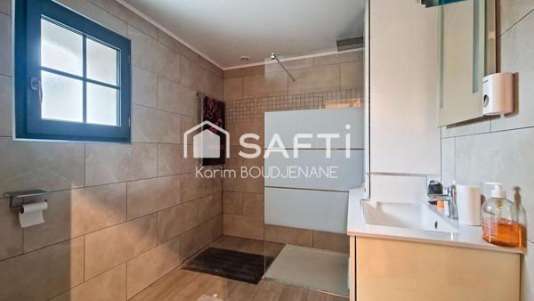 Maison de ville, 2 chambres, une cour, 2 parkings