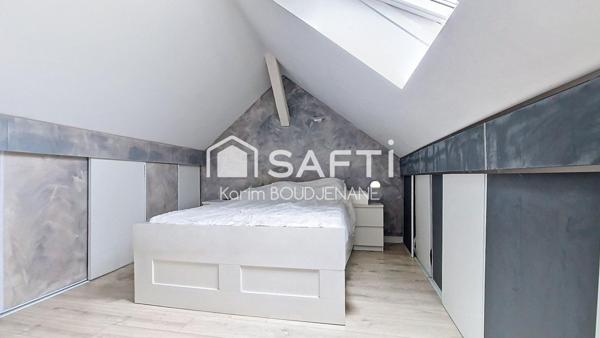 Maison de ville, 2 chambres, une cour, 2 parkings