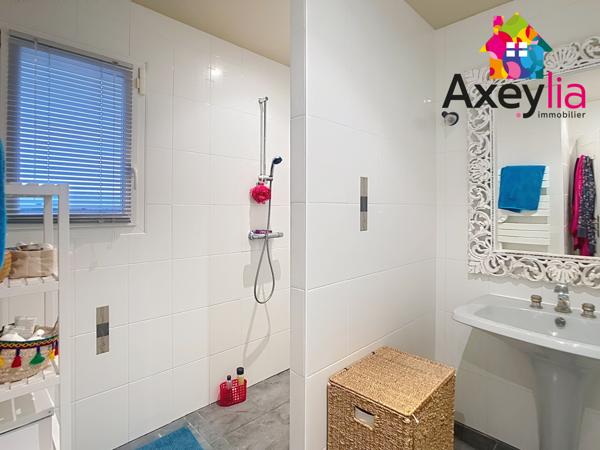 Villerest (42300) A VENDRE - VILLEREST - BELLE MAISON CONTEMPORAINE AVEC TROIS CHAMBRES ET TERRAIN CONSTRUCTIBLE DE 4324M2