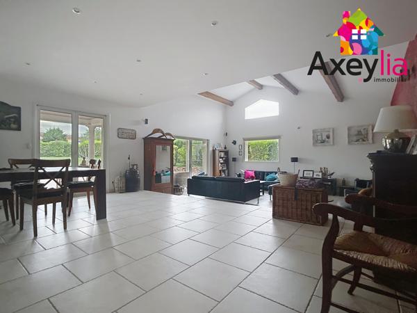 Villerest (42300) A VENDRE - VILLEREST - BELLE MAISON CONTEMPORAINE AVEC TROIS CHAMBRES ET TERRAIN CONSTRUCTIBLE DE 4324M2