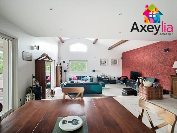 Villerest (42300) A VENDRE - VILLEREST - BELLE MAISON CONTEMPORAINE AVEC TROIS CHAMBRES ET TERRAIN CONSTRUCTIBLE DE 4324M2