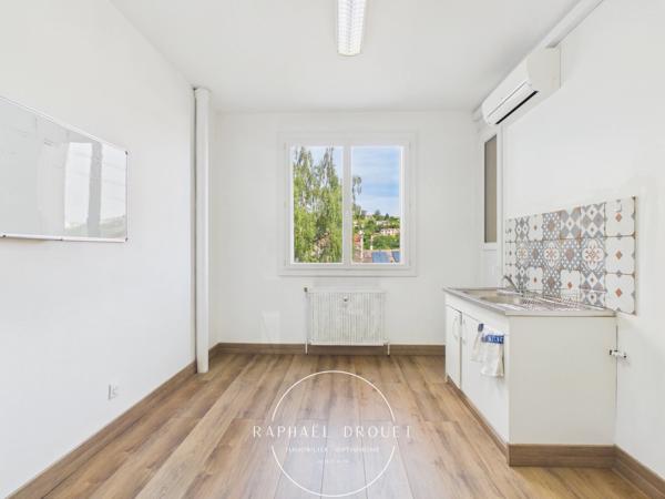 MURS COMMERCIAUX À VENDRE – EMPLACEMENT STRATÉGIQUE ENTRE SAINT-ÉTIENNE ET LYON