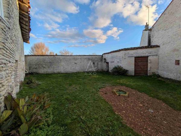 A 10 mn de Matha, belle et grande maison charentaise avec jardin