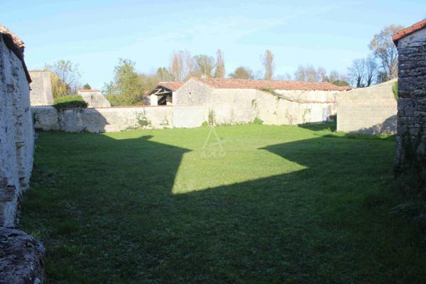 A 10 mn de Matha, belle et grande maison charentaise avec jardin