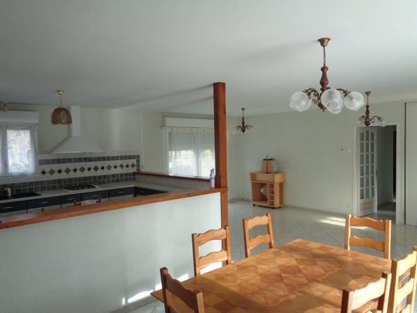 Superbe pavillon de plein pied de 95 m², 2315 m² de terrain, au calme, avec vues.