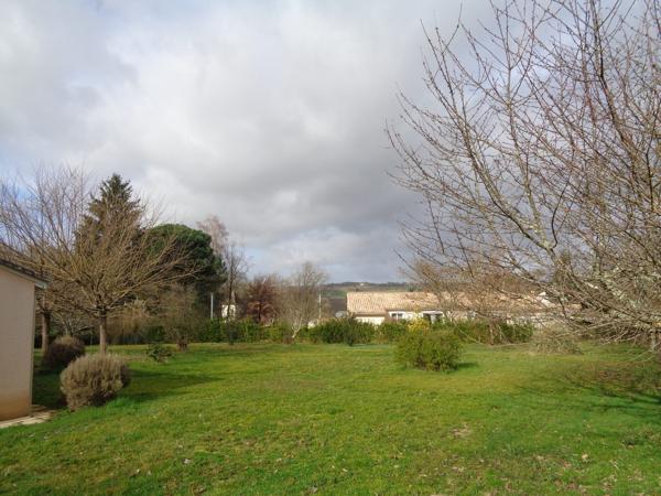 Superbe pavillon de plein pied de 95 m², 2315 m² de terrain, au calme, avec vues.