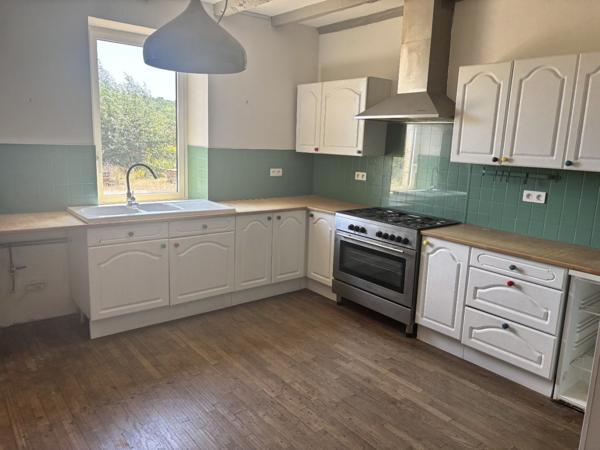 Maison avec 2 chambres, jardin 4296 m2, 212 m2 habitables.