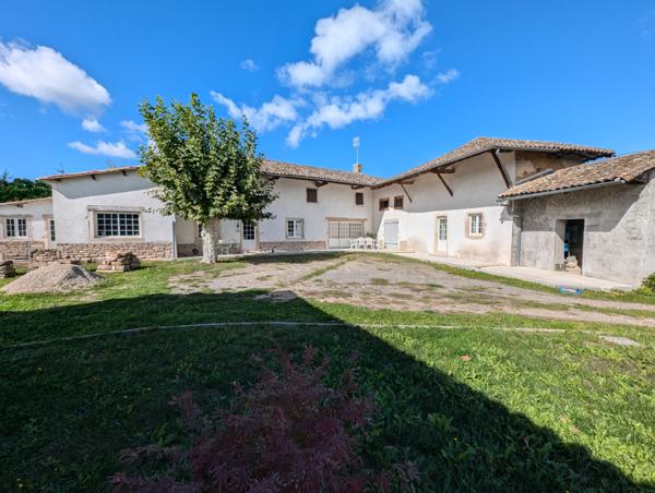Mâcon (71000) à vendre proche MÂCON ( AIN) ,maison rénovée de 220 M2 P7 - joli terrain - gîte possible