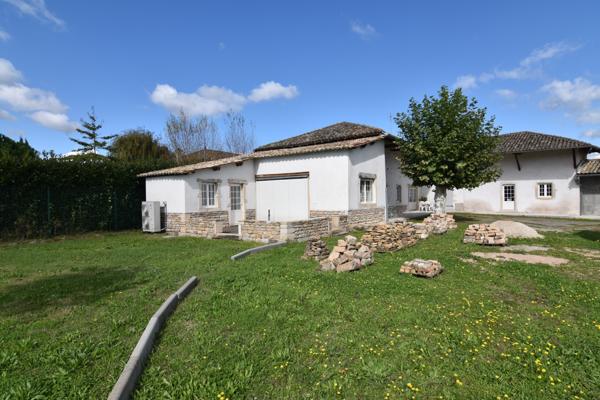 Mâcon (71000) à vendre proche MÂCON ( AIN) ,maison rénovée de 220 M2 P7 - joli terrain - gîte possible