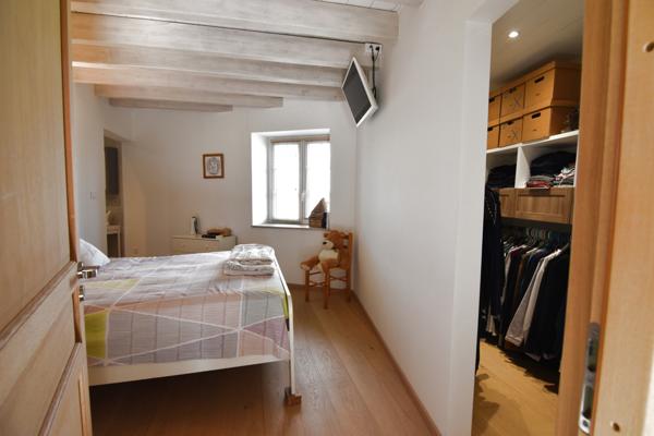 Mâcon (71000) à vendre proche MÂCON ( AIN) ,maison rénovée de 220 M2 P7 - joli terrain - gîte possible