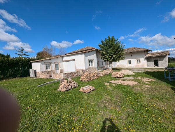 Mâcon (71000) à vendre proche MÂCON ( AIN) ,maison rénovée de 220 M2 P7 - joli terrain - gîte possible
