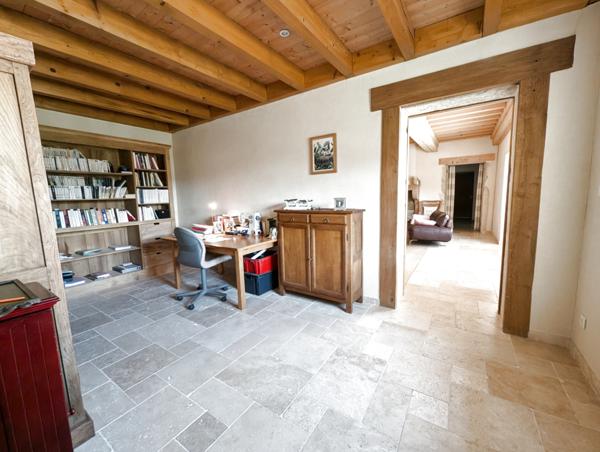 Mâcon (71000) à vendre proche MÂCON ( AIN) ,maison rénovée de 220 M2 P7 - joli terrain - gîte possible