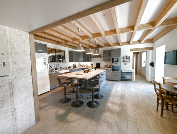 Mâcon (71000) à vendre proche MÂCON ( AIN) ,maison rénovée de 220 M2 P7 - joli terrain - gîte possible