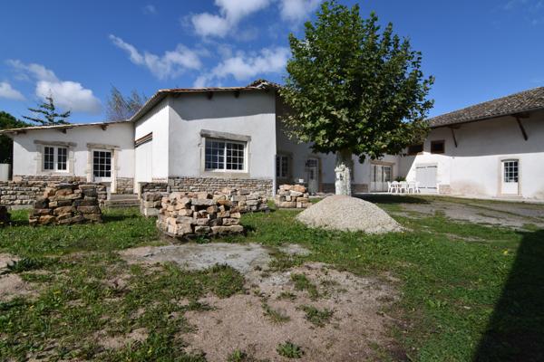 Mâcon (71000) à vendre proche MÂCON ( AIN) ,maison rénovée de 220 M2 P7 - joli terrain - gîte possible