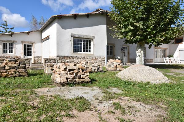 Mâcon (71000) à vendre proche MÂCON ( AIN) ,maison rénovée de 220 M2 P7 - joli terrain - gîte possible