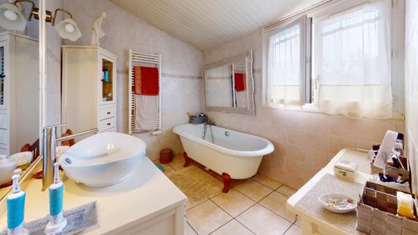 Maison
         6 pièces
        - 162 m² 439 000 € *