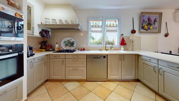 Maison
         6 pièces
        - 162 m² 439 000 € *