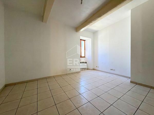 À VENDRE EXCLUSIVITE 84120 PERTUIS IMMEUBLE D'ENVIRON 101M² COMPOSE DE 2 STUDIOS ET UN APPARTEMENT DE TYPE 2 PIECES