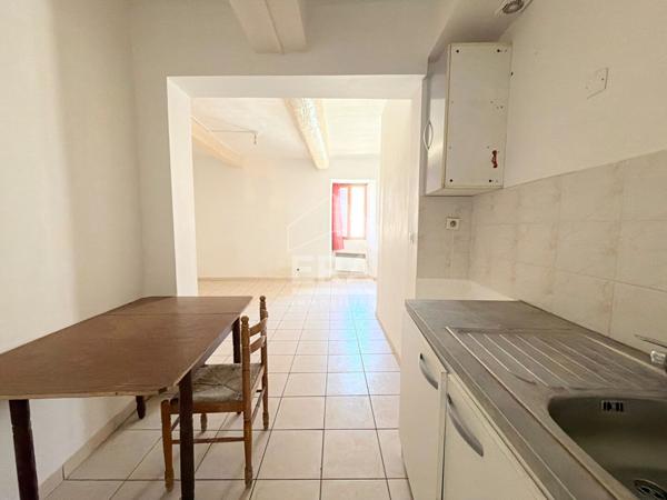 À VENDRE EXCLUSIVITE 84120 PERTUIS IMMEUBLE D'ENVIRON 101M² COMPOSE DE 2 STUDIOS ET UN APPARTEMENT DE TYPE 2 PIECES