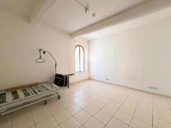 À VENDRE EXCLUSIVITE 84120 PERTUIS IMMEUBLE D'ENVIRON 101M² COMPOSE DE 2 STUDIOS ET UN APPARTEMENT DE TYPE 2 PIECES
