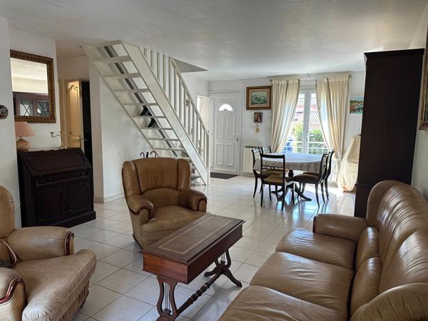 Charmante Maison à La Londe-les-Maures : 4 pièces, 399 600 € - Exclusivité NESTENN