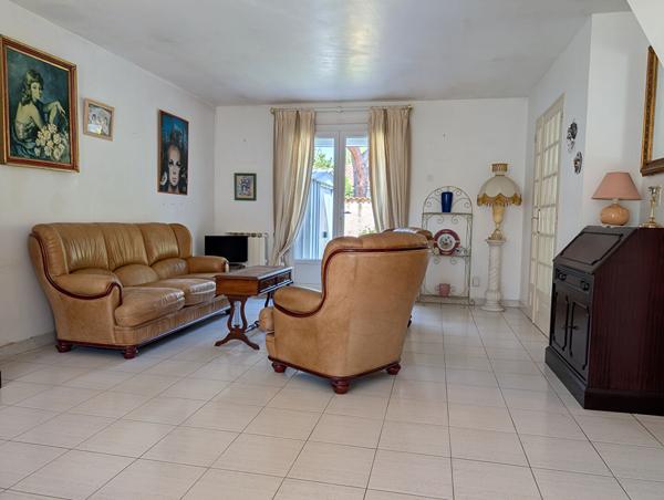 Charmante Maison à La Londe-les-Maures : 4 pièces, 399 600 € - Exclusivité NESTENN