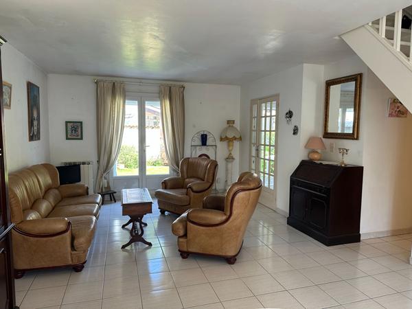 Charmante Maison à La Londe-les-Maures : 4 pièces, 399 600 € - Exclusivité NESTENN