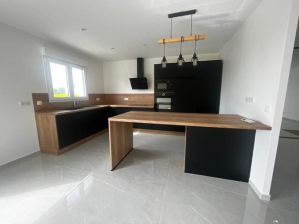 🚪 Maison neuve plain-pied avec garage, terrasse et grand terrain – À saisir !