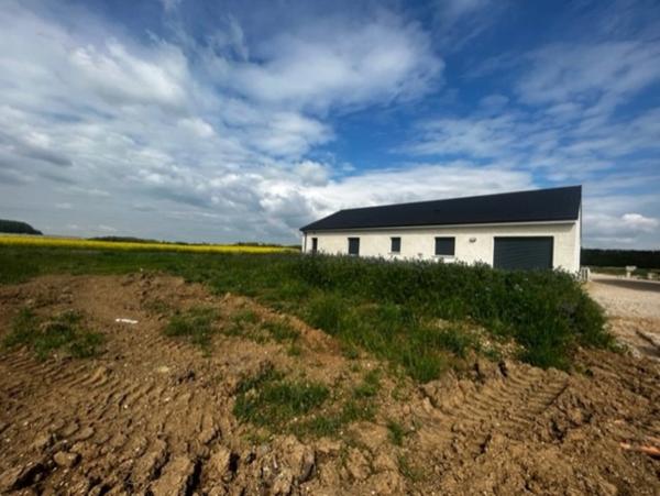 🚪 Maison neuve plain-pied avec garage, terrasse et grand terrain – À saisir !
