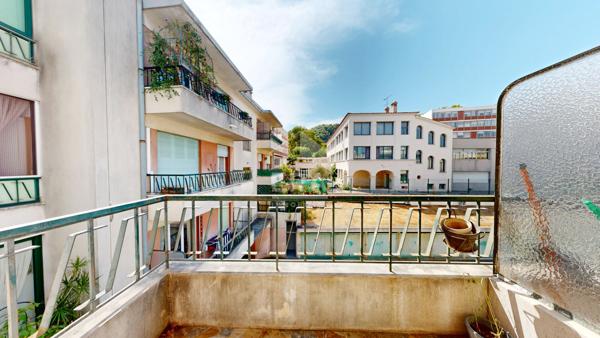 NICE - ESTIENNE D'ORVES : F1 AVEC BALCON AU CALME EXPOSÉ OUEST