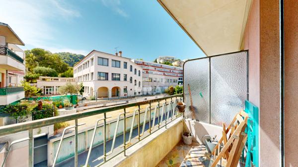 NICE - ESTIENNE D'ORVES : F1 AVEC BALCON AU CALME EXPOSÉ OUEST