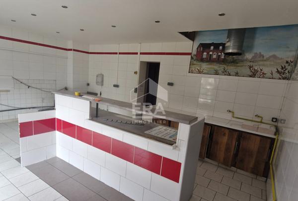 Maison avec  2 locaux commerciaux.