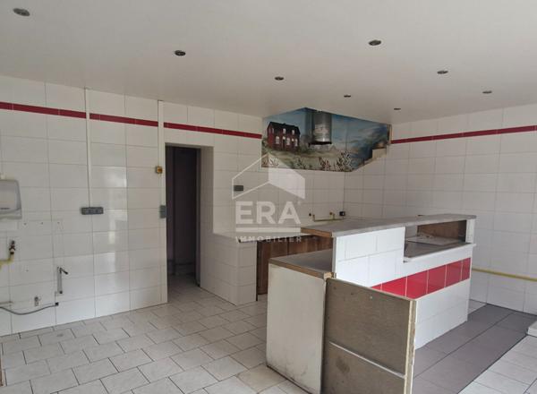 Maison avec  2 locaux commerciaux.