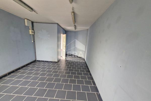 Maison avec  2 locaux commerciaux.