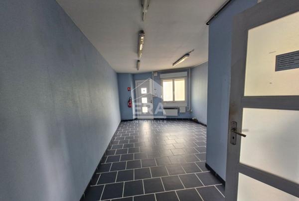 Maison avec  2 locaux commerciaux.