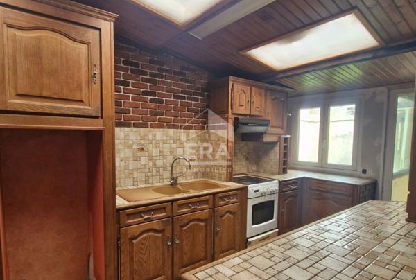 Maison avec  2 locaux commerciaux.