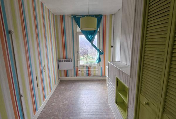 Maison avec  2 locaux commerciaux.