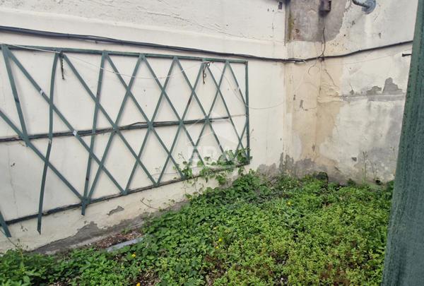 Maison avec  2 locaux commerciaux.