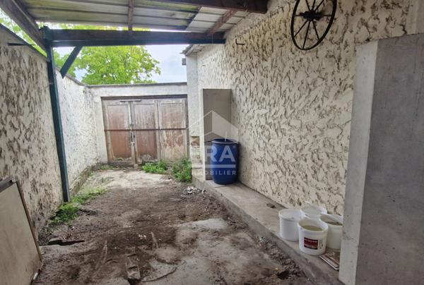 Maison avec  2 locaux commerciaux.