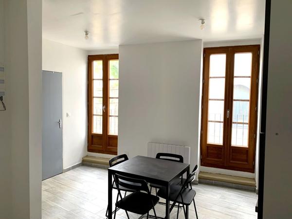 A LOUER - STUDIO SEMI-MEUBLE - avec balcon - proche centre ville