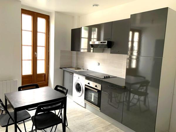 A LOUER - STUDIO SEMI-MEUBLE - avec balcon - proche centre ville